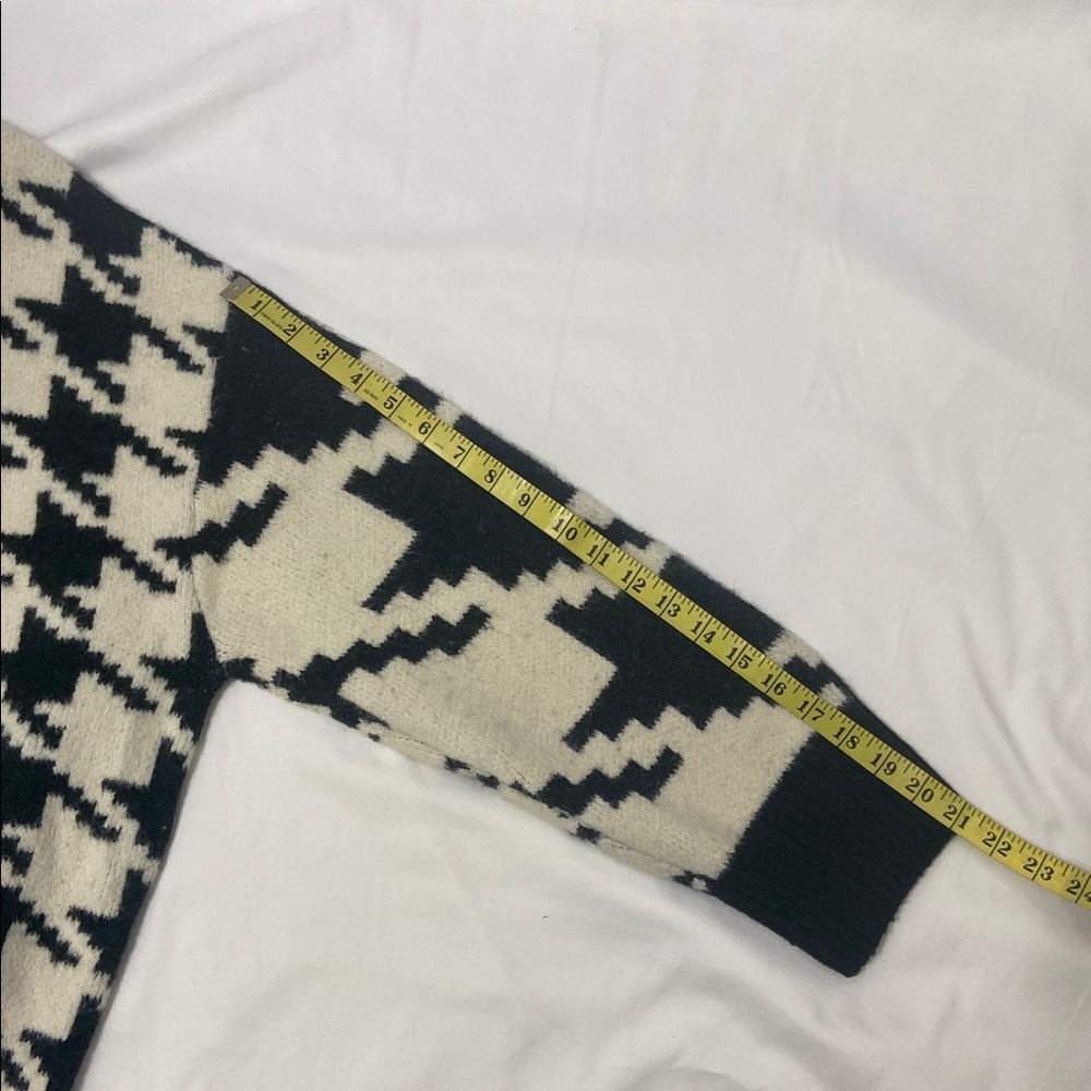 H&M Women’s Black and Cream Long Sleeve Houndstooth Turtleneck Sweater. Size -L - Picture 10 of 14